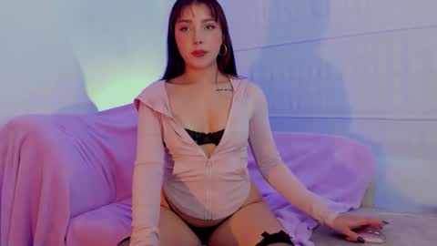 Snapshot of victoria_laurent chatting on 12.15.25 Victoria Laurent online show from 12.15.25