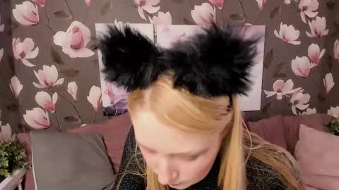 Snapshot of victoria_nixx chatting on 12.18.25 Victoria online show from 12.18.25