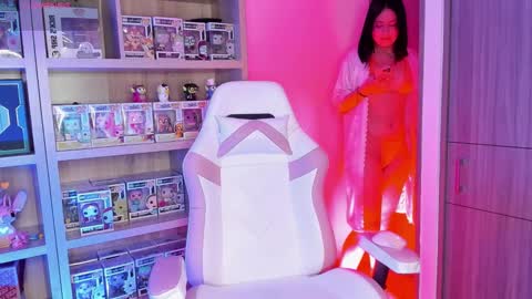 Snapshot of victoria_se chatting on 12.18.25 Victoria online show from 12.18.25