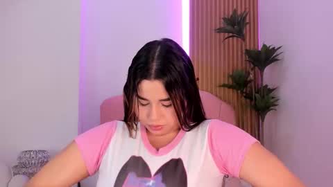 Snapshot of victoria_vallejo chatting on 11.04.25 victoria online show from 11.04.25