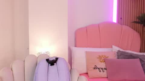 Snapshot of victoria_vallejo chatting on 12.04.25 victoria online show from 12.04.25