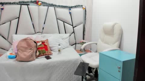 Victoria Sofia online show from 12.21.25