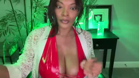 Snapshot of victoriagoldman chatting on 02.12.25 Victoria online show from 02.12.25