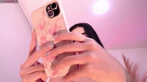 Snapshot of victorialeia chatting on 11.26.25 Victoria online show from 11.26.25