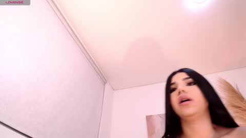 Snapshot of victorialeia chatting on 12.01.25 Victoria online show from 12.01.25