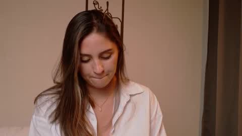Snapshot of victorianova chatting on 05.28.26 VictoriaNova online show from 05.28.26