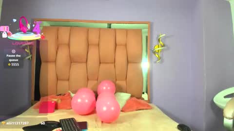 Snapshot of victoriaobey chatting on 10.21.25 victoriaobey online show from 10.21.25