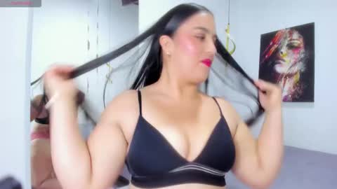 Snapshot of victoriia_munoz chatting on 11.29.25 victoria online show from 11.29.25