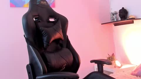 Snapshot of viictoria_rose chatting on 12.01.25 viictoria_rose online show from 12.01.25