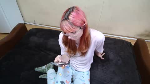 Snapshot of vika_sirnik chatting on 09.19.25 Lizochka1337 online show from 09.19.25