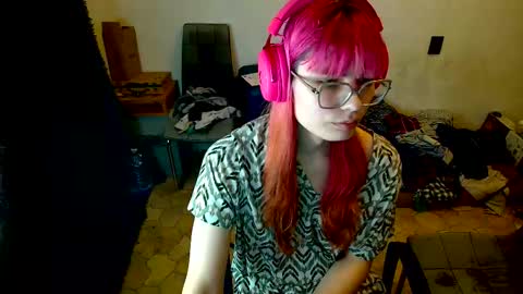 Snapshot of vika_sirnik chatting on 12.19.25 Lizochka1337 online show from 12.19.25