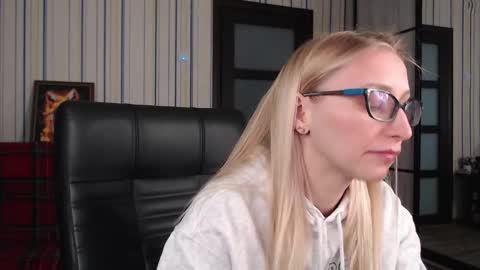 Snapshot of vikaericka chatting on 09.29.25 Vika online show from 09.29.25