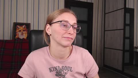 Snapshot of vikaericka chatting on 12.19.25 Vika online show from 12.19.25