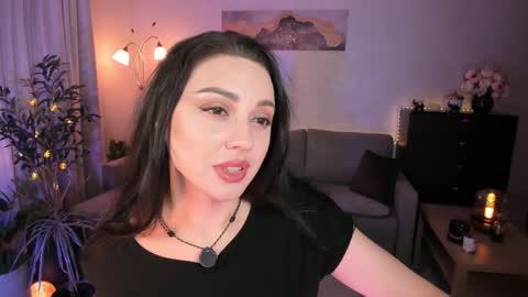 Snapshot of vikibellson chatting on 12.05.25 Viki Bellson online show from 12.05.25