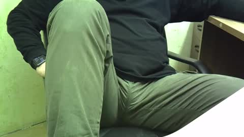 Snapshot of viknik16cm chatting on 10.30.25 viknik16cm online show from 10.30.25