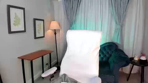 Snapshot of vikypetiteee chatting on 09.23.25 Victoria online show from 09.23.25