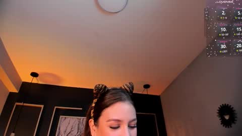 Snapshot of vikypetiteee chatting on 10.15.25 Victoria online show from 10.15.25