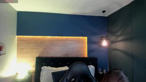 Snapshot of vikypetiteee chatting on 10.28.25 Victoria online show from 10.28.25