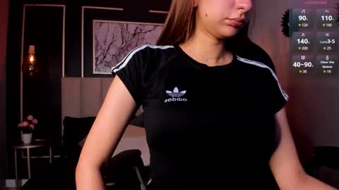 Snapshot of vikypetiteee chatting on 11.11.25 Victoria online show from 11.11.25