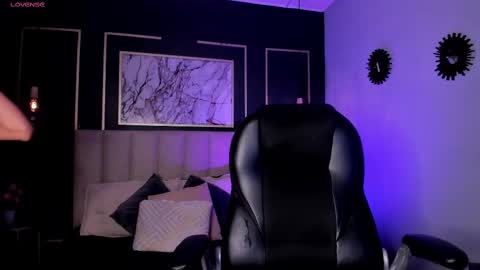 Snapshot of vikypetiteee chatting on 11.12.25 Victoria online show from 11.12.25