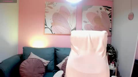 Snapshot of vikypetiteee chatting on 11.13.25 Victoria online show from 11.13.25