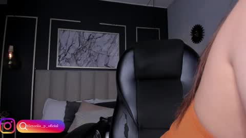 Snapshot of vikypetiteee chatting on 11.19.25 Victoria online show from 11.19.25