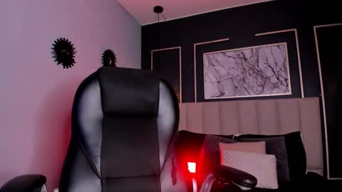 Snapshot of vikypetiteee chatting on 12.13.25 Victoria online show from 12.13.25