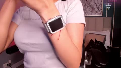 Snapshot of vikypetiteee chatting on 12.17.25 Victoria online show from 12.17.25