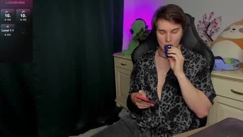 Vincent Strong online show from 10.26.25