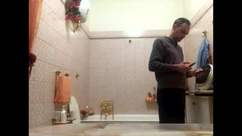 Snapshot of vinmin90 chatting on 11.10.25 Zenith online show from 11.10.25