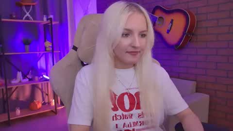 Snapshot of violamore chatting on 06.19.26 violamore online show from 06.19.26