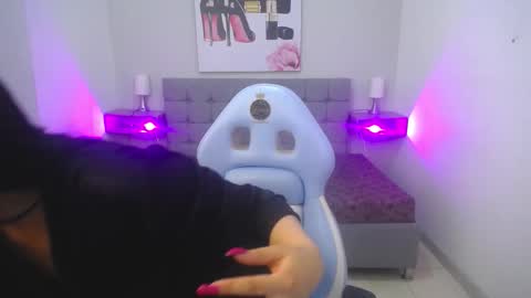 Snapshot of violet_raine_ chatting on 11.10.25 Violet online show from 11.10.25