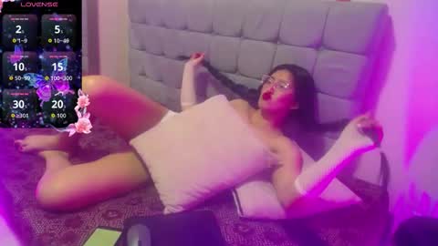 Snapshot of violet_raine_ chatting on 11.28.25 Violet online show from 11.28.25