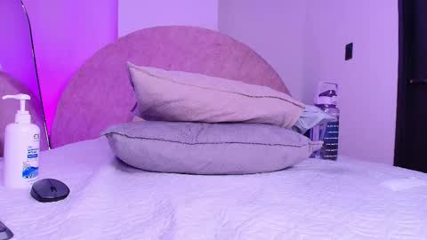 Snapshot of violeta_london chatting on 12.19.25 violeta london online show from 12.19.25