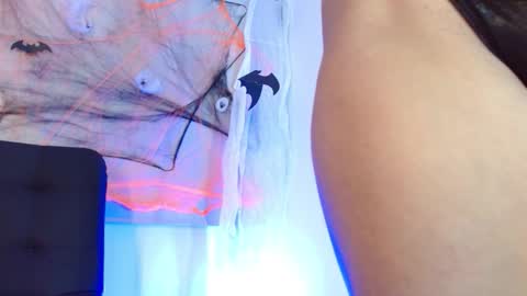 Snapshot of violetarainn chatting on 10.24.25 Violeta online show from 10.24.25