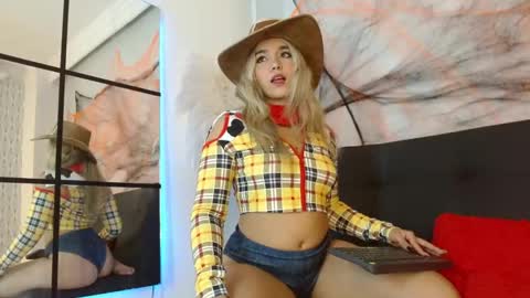 Snapshot of violetarainn chatting on 10.31.25 Violeta online show from 10.31.25