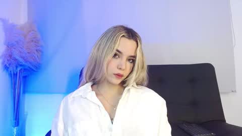 Snapshot of violetarainn chatting on 11.20.25 Violeta online show from 11.20.25