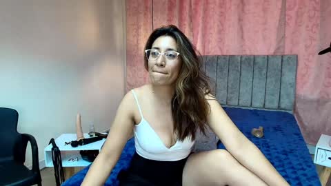 Snapshot of violetascott_ chatting on 12.17.24 VIOLETA online show from 12.17.24