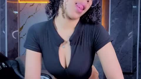 Snapshot of violeth_b chatting on 04.22.26 violeth_b online show from 04.22.26