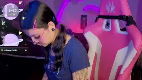 Snapshot of violetqs chatting on 02.25.26 online show from 02.25.26