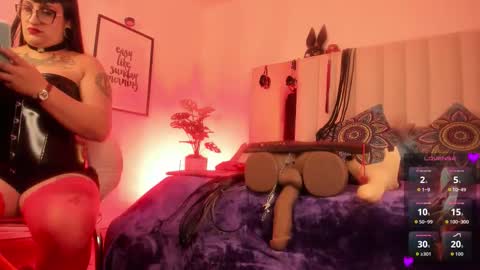 Snapshot of violett__sinclair1 chatting on 10.31.25 Violett online show from 10.31.25