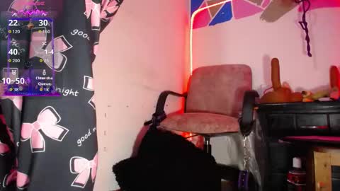 Snapshot of violett_ass chatting on 10.28.25 Samantha y jhons online show from 10.28.25