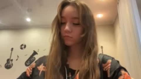 Snapshot of violettecaneva chatting on 12.03.25 Mira online show from 12.03.25