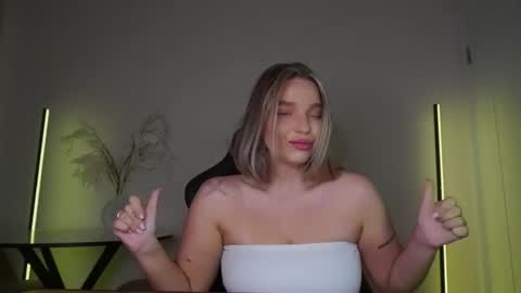 Snapshot of viollasinzz chatting on 10.26.25 Violla online show from 10.26.25