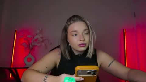 Snapshot of viollasinzz chatting on 10.28.25 Violla online show from 10.28.25