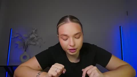 Snapshot of viollasinzz chatting on 11.04.25 Violla online show from 11.04.25