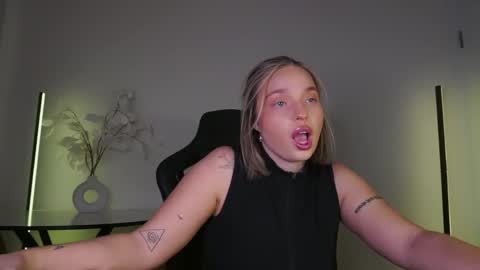 Snapshot of viollasinzz chatting on 11.06.25 Violla online show from 11.06.25