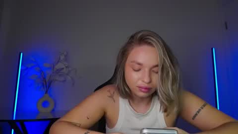 Snapshot of viollasinzz chatting on 11.09.25 Violla online show from 11.09.25