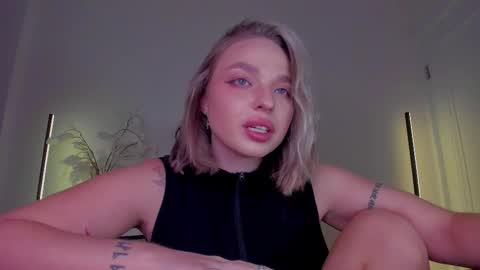 Snapshot of viollasinzz chatting on 11.16.25 Violla online show from 11.16.25