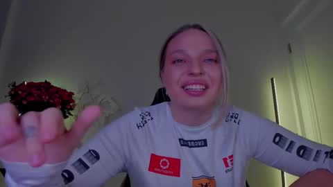 Snapshot of viollasinzz chatting on 11.18.25 Violla online show from 11.18.25